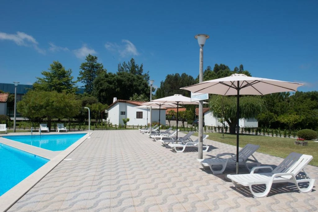 Piscina e espreguiçadeiras do Hotel S. Jorge em Batalha