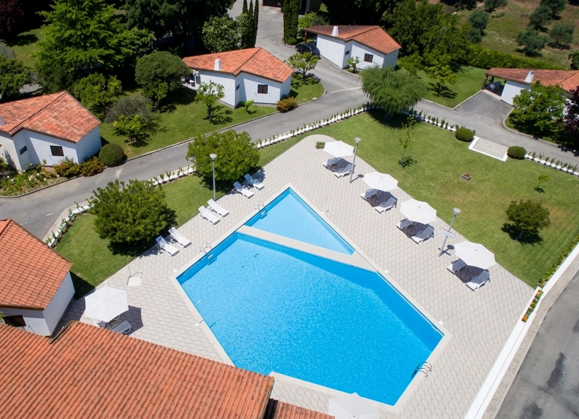 Hotel S. Jorge - vista aérea com piscina e jardins em Batalha, Portugal
