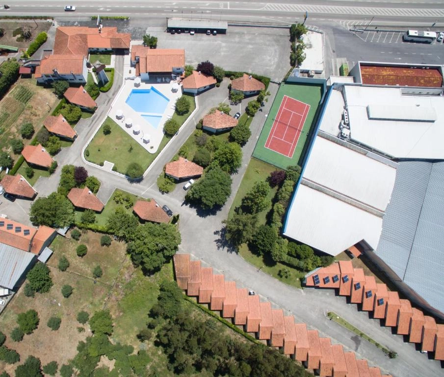 Vista aérea das instalações do Hotel S. Jorge: piscina, ténis e jardins