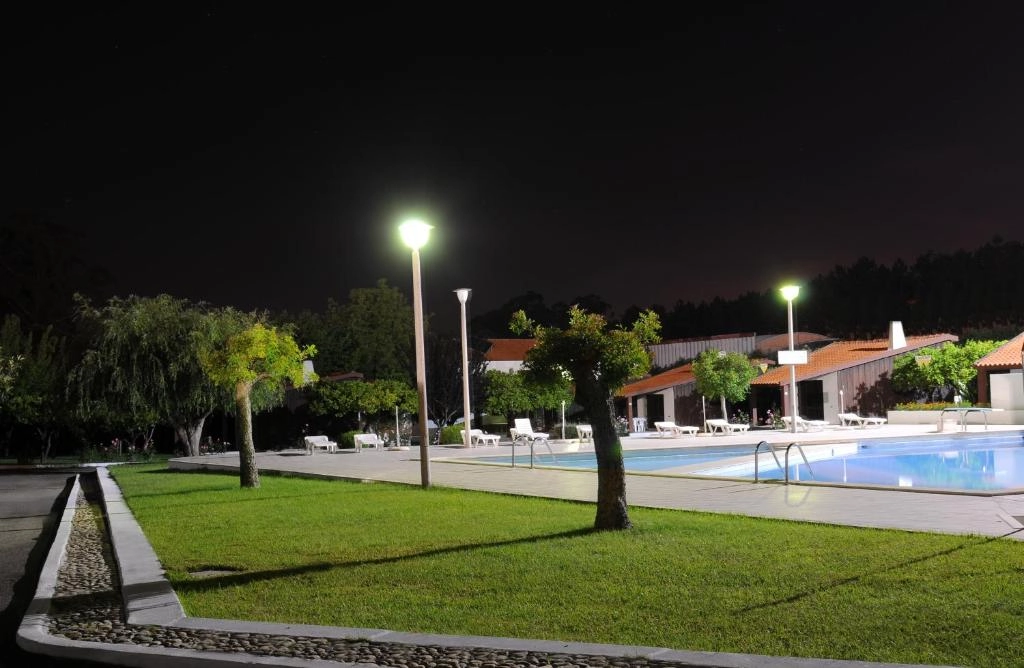 Hotel S. Jorge ao anoitecer com piscina iluminada em Batalha